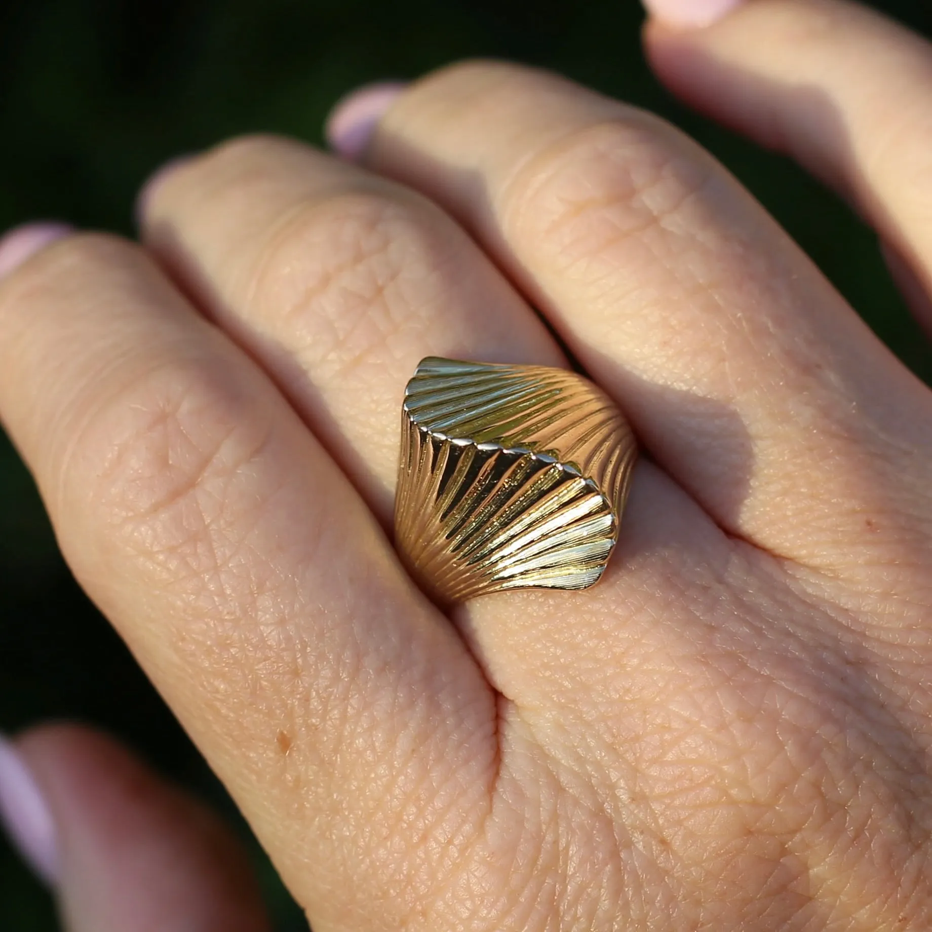 Retro 1970s 14ct Gold Sculptured Shell or Fan Ring, size R or 8.5 (maybe fits a bit bigger)