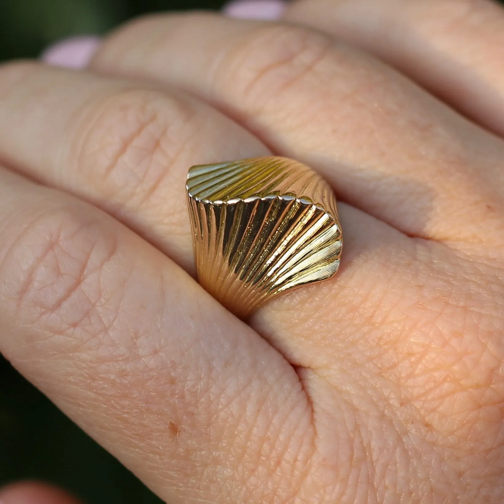 Retro 1970s 14ct Gold Sculptured Shell or Fan Ring, size R or 8.5 (maybe fits a bit bigger)