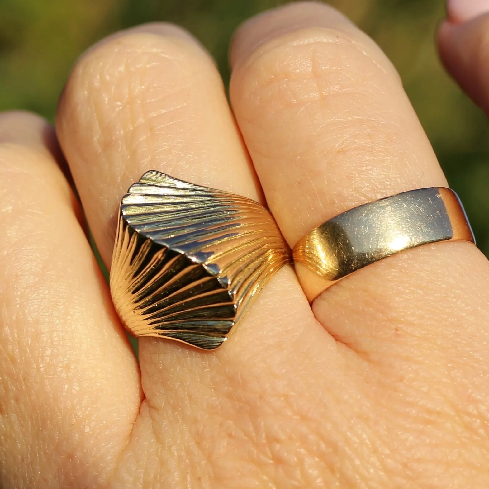 Retro 1970s 14ct Gold Sculptured Shell or Fan Ring, size R or 8.5 (maybe fits a bit bigger)