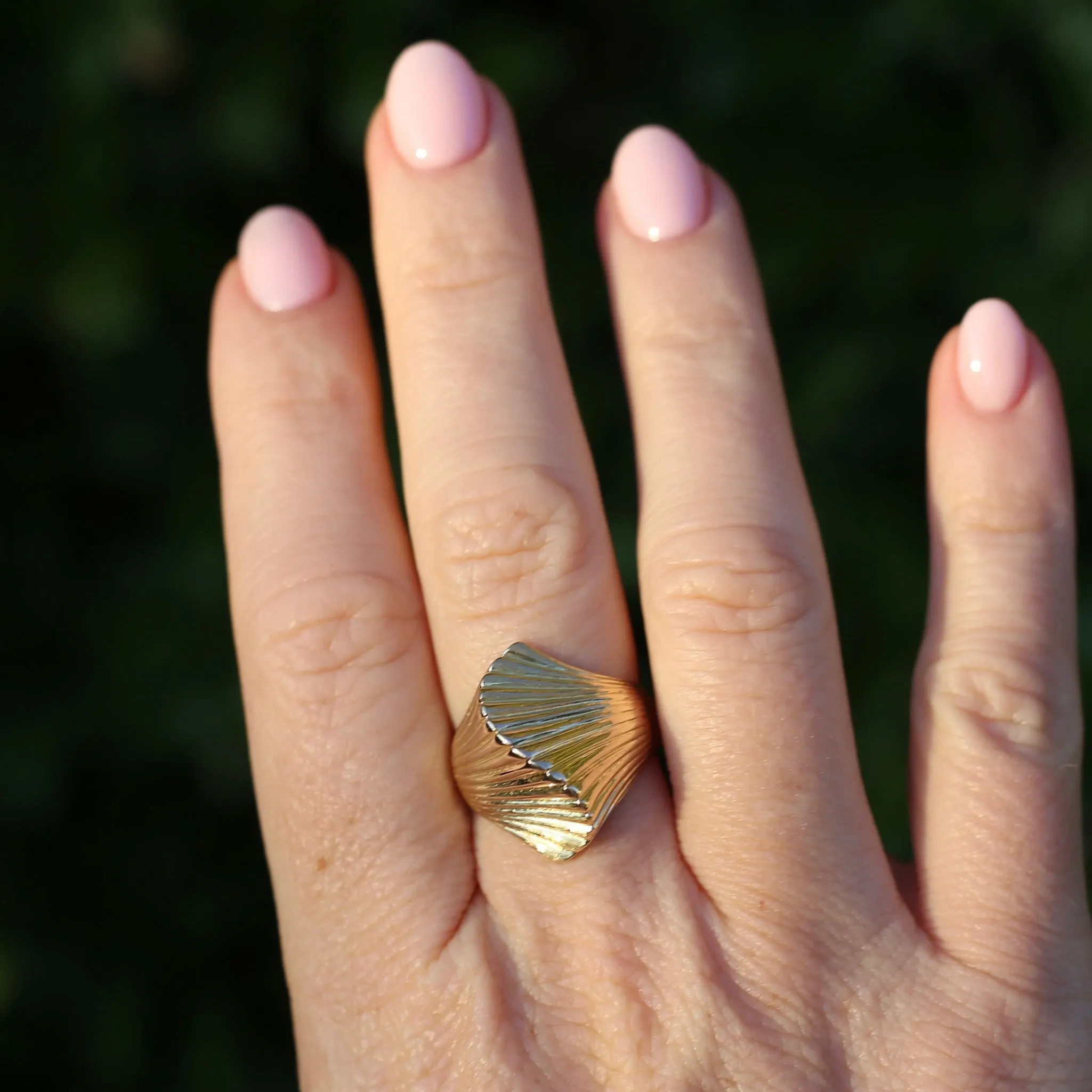 Retro 1970s 14ct Gold Sculptured Shell or Fan Ring, size R or 8.5 (maybe fits a bit bigger)