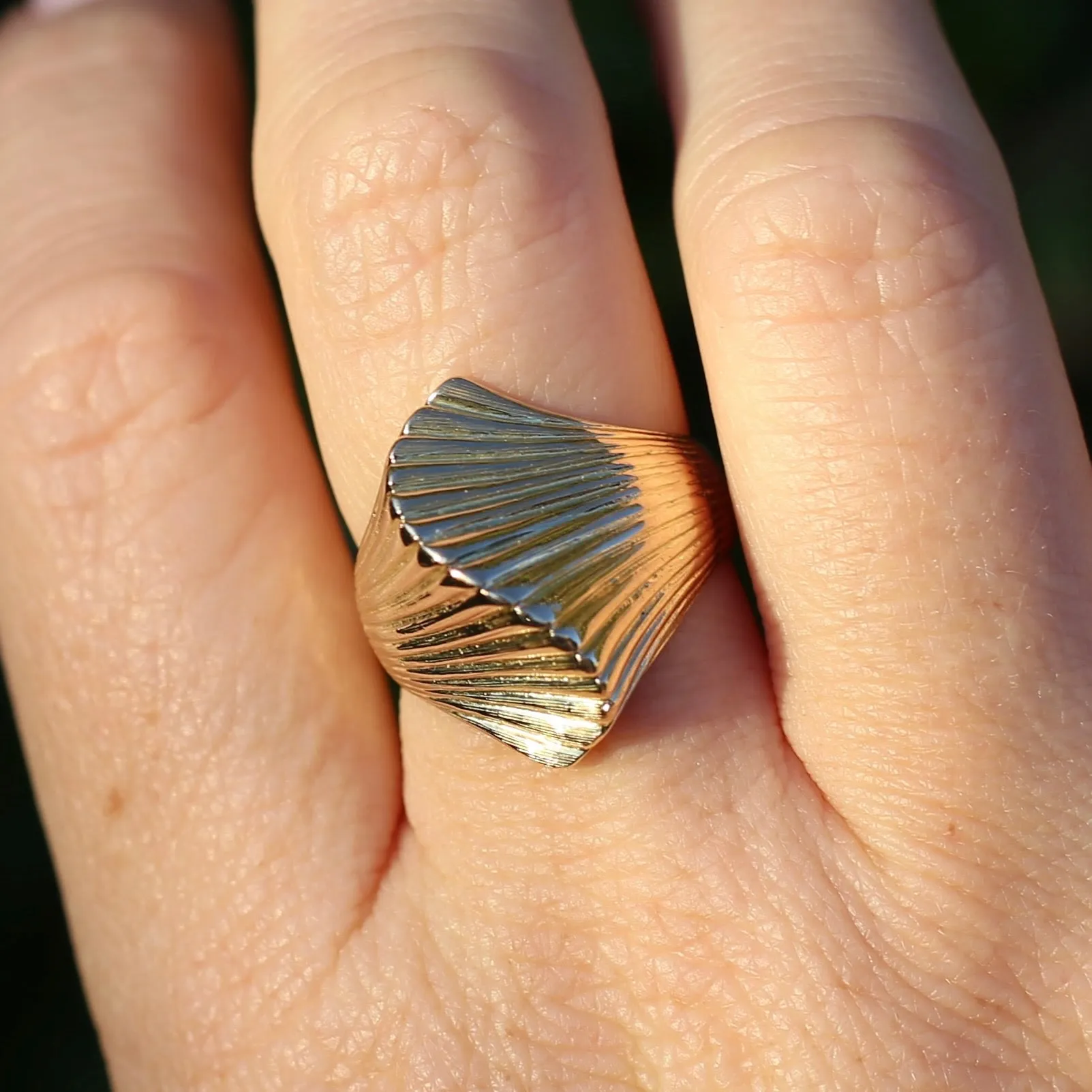 Retro 1970s 14ct Gold Sculptured Shell or Fan Ring, size R or 8.5 (maybe fits a bit bigger)