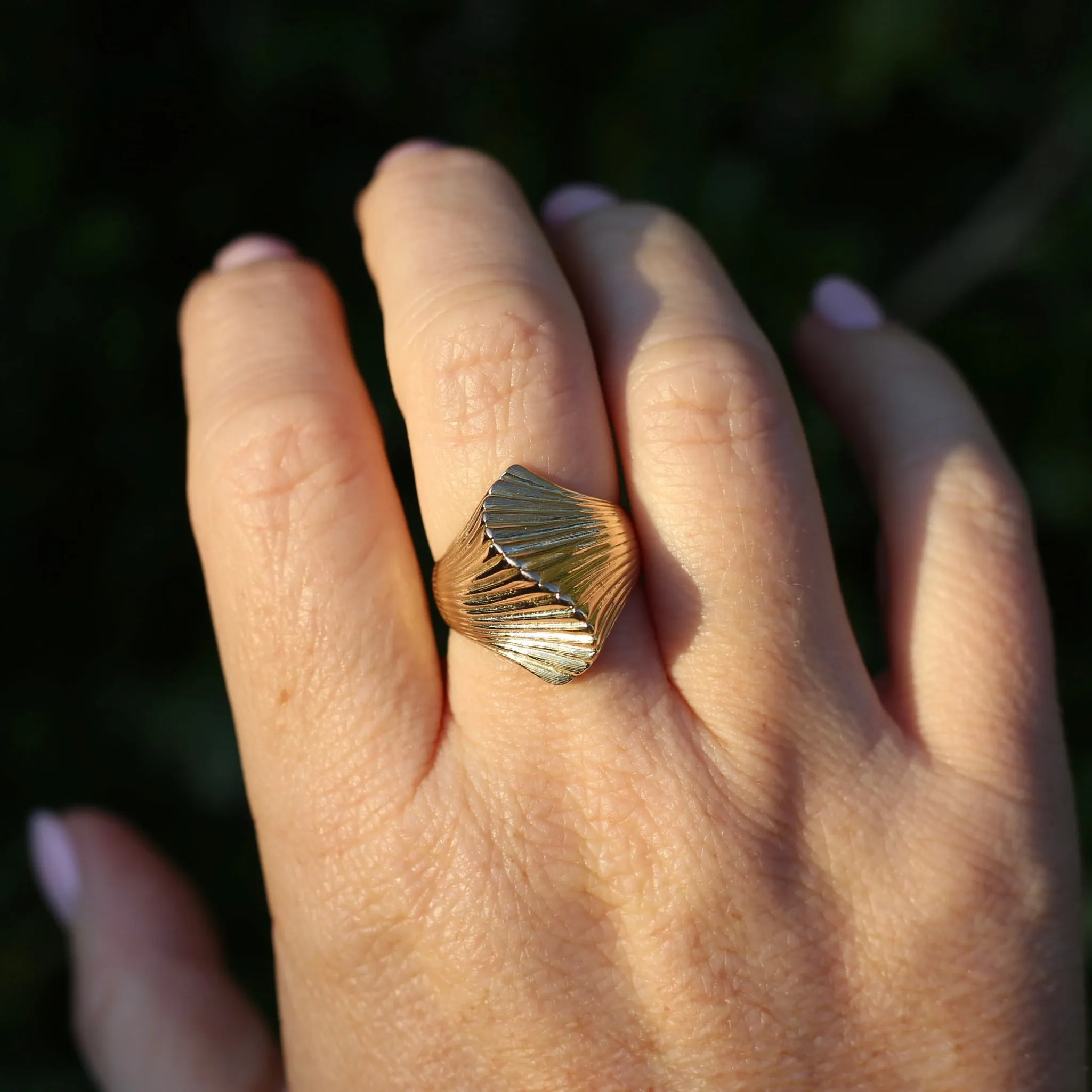 Retro 1970s 14ct Gold Sculptured Shell or Fan Ring, size R or 8.5 (maybe fits a bit bigger)