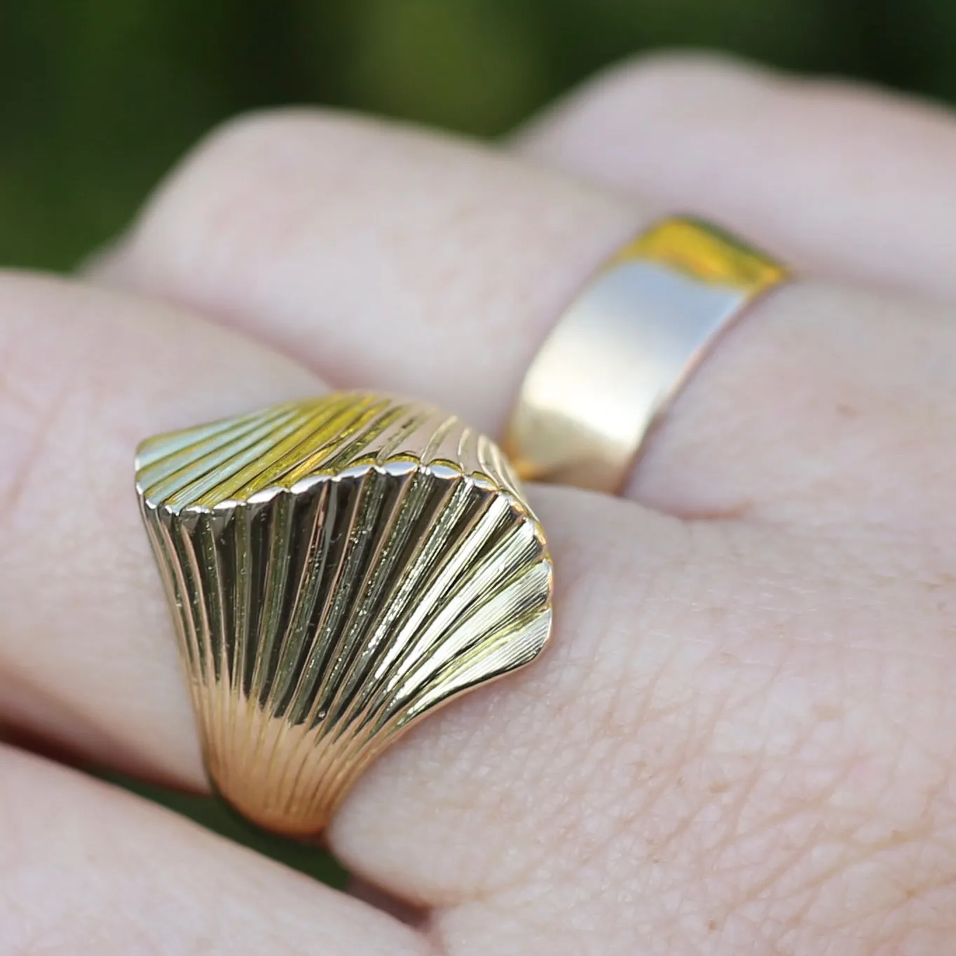 Retro 1970s 14ct Gold Sculptured Shell or Fan Ring, size R or 8.5 (maybe fits a bit bigger)