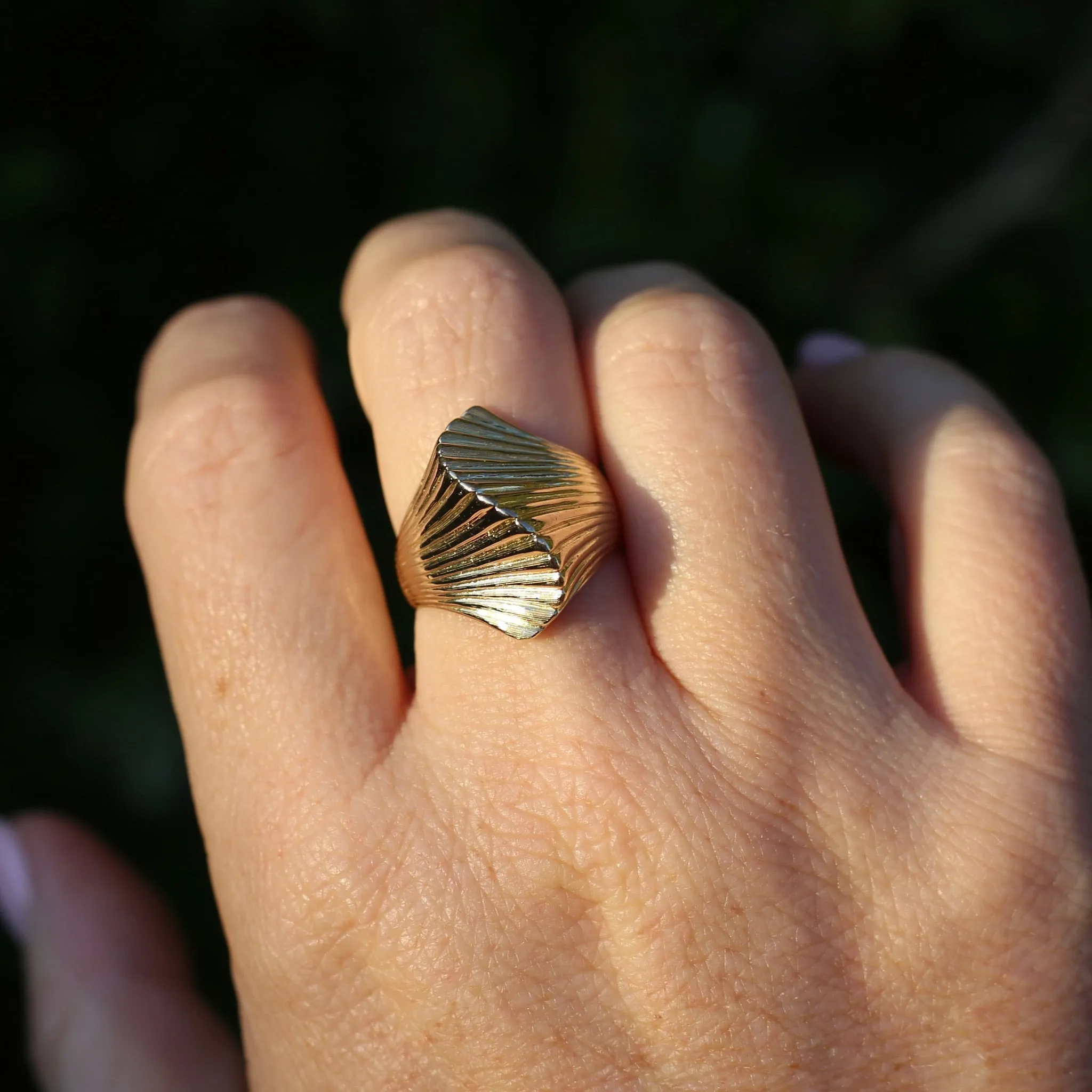 Retro 1970s 14ct Gold Sculptured Shell or Fan Ring, size R or 8.5 (maybe fits a bit bigger)