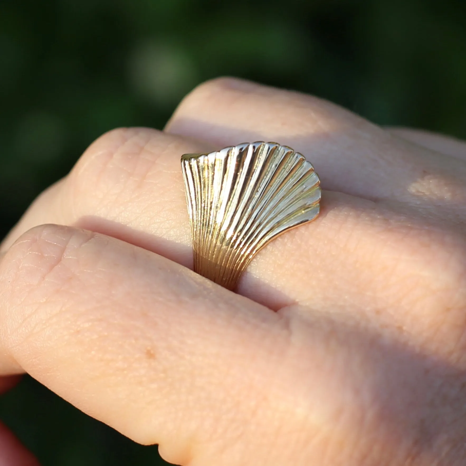 Retro 1970s 14ct Gold Sculptured Shell or Fan Ring, size R or 8.5 (maybe fits a bit bigger)