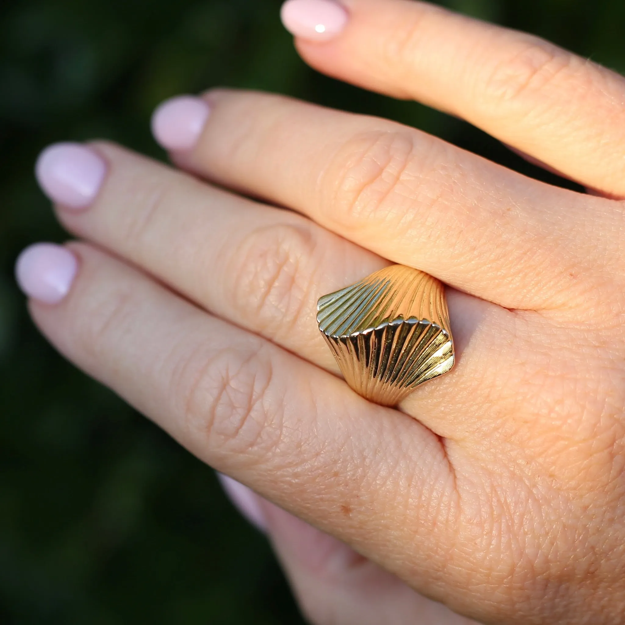 Retro 1970s 14ct Gold Sculptured Shell or Fan Ring, size R or 8.5 (maybe fits a bit bigger)