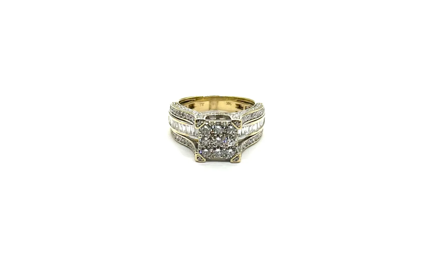 Stunning 3CTW Diamond Ring in Yellow Gold